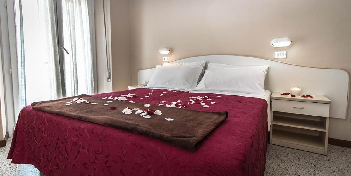 Hotel London Каттолика Экстерьер фото