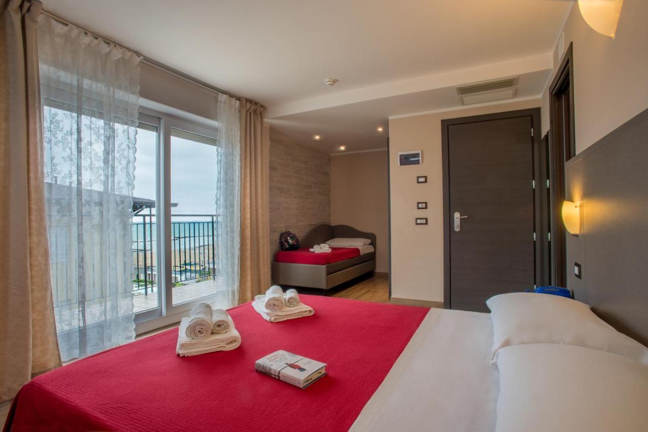 Hotel London Каттолика Экстерьер фото